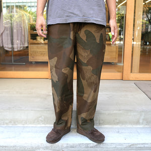 BACK SATIN CAMO EASY PANTS